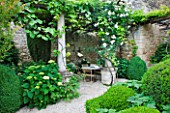 LA CARMEJANE, FRANCE: LUBERON, PROVENCE, TERRACE, DINING, TABLE, CHAIRS, PATIO, ENTERTAINING, FRENCH, COUNTRY, GARDEN, BOX BALLS, HYDRANGEA, LOGGIA, GRAVEL, GREEN, VINES