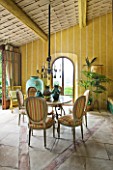 LA CARMEJANE, FRANCE: LUBERON, PROVENCE, GARDEN ROOM, SUMMER HOUSE, SUMMERHOUSE, TABLE, CHAIRS, FRENCH, COUNTRY, STYLE