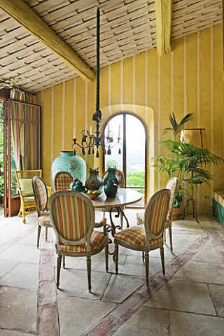 LA_CARMEJANE_FRANCE_LUBERON_PROVENCE_GARDEN_ROOM_SUMMER_HOUSE_SUMMERHOUSE_TABLE_CHAIRS_FRENCH_COUNTR