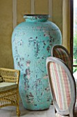 LA CARMEJANE, FRANCE: LUBERON, PROVENCE, GARDEN ROOM, SUMMER HOUSE, SUMMERHOUSE, OLD, BLUE, PAINTED, TERRACOTTA, URN, CONTAINER