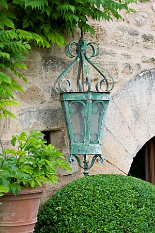 LA_CARMEJANE_FRANCE_LUBERON_PROVENCE_LIGHT_LIGHTING_CLIPPED_TOPIARY_BOX_BALLS_GREEN_FRENCH_COUNTRY_G