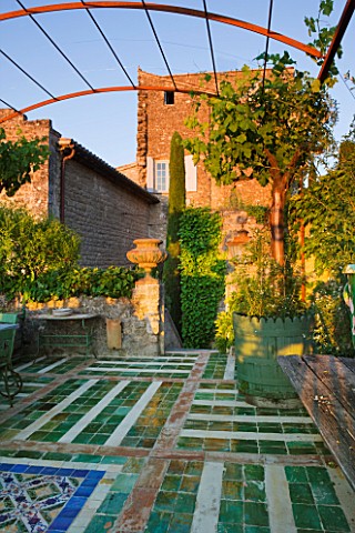 LA_CARMEJANE_FRANCE_LUBERON_PROVENCE_TERRACE_PATIO_WITH_TERRACOTTA_CONTAINERS_CLIPPED_TOPIARY_GREEN_