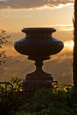 LA_CARMEJANE_FRANCE_LUBERON_PROVENCE_CONTAINERS_URN_SUNRISE_MIST_TOWER_FRENCH_COUNTRY_GARDEN