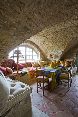 LA_CARMEJANE_FRANCE_LUBERON_PROVENCE_SUMMERHOUSE_ROOM_TABLE_CHAIRS_CUSHIONS_FRENCH_COUNTRY_GARDEN