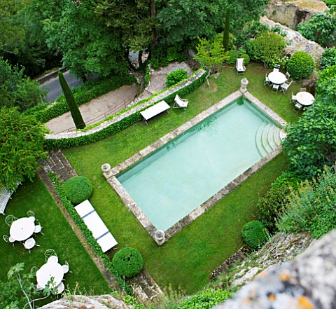 LA_CARMEJANE_FRANCE_LUBERON_PROVENCE_SWIMMING_POOL_GRASS_LAWN_TERRACE_TABLE_CHAIRS_FRENCH_COUNTRY_GA