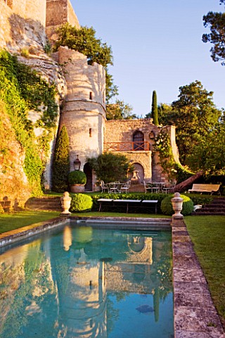 LA_CARMEJANE_FRANCE_LUBERON_PROVENCE_SWIMMING_POOL_GRASS_LAWN_TERRACE_TABLE_CHAIRS_FRENCH_COUNTRY_GA