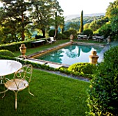 LA CARMEJANE, FRANCE: LUBERON, PROVENCE, SWIMMING POOL, GRASS, LAWN, TERRACE, TABLE, CHAIRS, FRENCH, COUNTRY, GARDEN