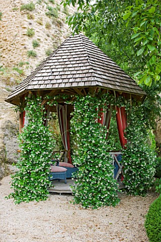 LA_CARMEJANE_FRANCE_LUBERON_PROVENCE_FRENCH_COUNTRY_GARDEN_WOODEN_SUMMERHOUSE_SUMMER_HOUSE_BUILDING