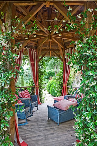 LA_CARMEJANE_FRANCE_LUBERON_PROVENCE_FRENCH_COUNTRY_GARDEN_WOODEN_SUMMERHOUSE_SUMMER_HOUSE_BUILDING_