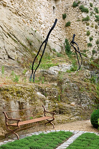 LA_CARMEJANE_FRANCE_LUBERON_PROVENCE_FRENCH_COUNTRY_GARDEN_DEAD_WOODEN_SCULPTURE_BY_MARC_NUCERA_SEAT