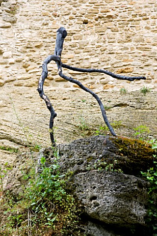 LA_CARMEJANE_FRANCE_LUBERON_PROVENCE_FRENCH_COUNTRY_GARDEN_DEAD_WOODEN_SCULPTURE_BY_MARC_NUCERA