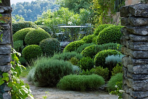 WACHTER_HOUSE__FRANCE__CLIPPED_TOPIARY_BY_NICOLE_DE_VESIAN_IN_FRONT_OF_THE_HOUSE
