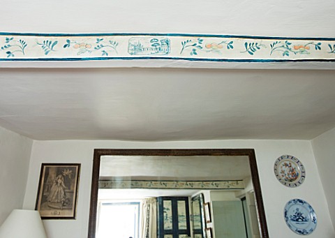 DESIGNER_ANNE_FOWLER__DINING_ROOM__VIEW_OF_CEILING_SHOWING_HAND_PAINTED_DETAILS