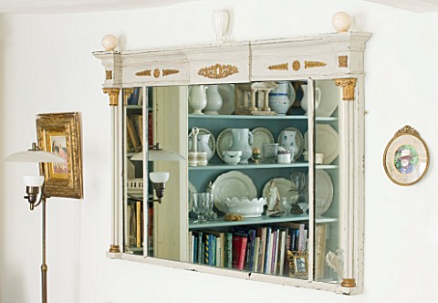 DESIGNER_ANNE_FOWLER__THE_LIVING_ROOM__REFLECTION_OF_BOOKCASE_IN_MIRROR