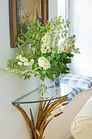 DESIGNER_ANNE_FOWLER__THE_LIVING_ROOM__FLOWERS_ON_TABLE_WITH_PICTURE_ABOVE