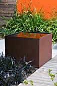 DESIGNERS WYNNIAT- HUSEY CLARKE: MODERN  CONTEMPORARY TOWN GARDEN IN BRIGHTON - SQUARE METAL WATER FEATURE  WOODEN PANEL WALLS AND ORANGE PANEL