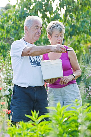 MEADOW_FARM__WORCESTERSHIRE_ROBERT_AND_DIANE_COLE_IN_THEIR_GARDEN