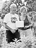 MEADOW FARM  WORCESTERSHIRE: BLACK AND WHITE IMAGE OF ROBERT AND DIANE COLE IN THEIR GARDEN