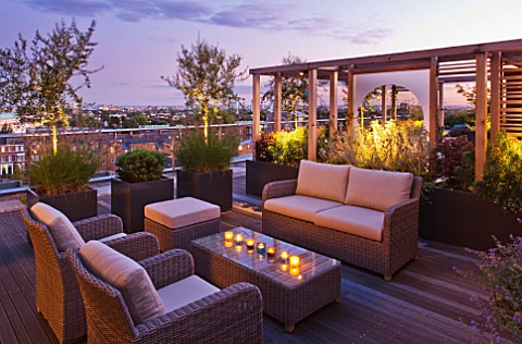 DESIGNER_CHARLOTTE_ROWE__LONDON_ROOF_GARDEN__A_PLACE_TO_SIT__WICKER_FURNITURE__WOODEN_PERGOLA__CONTA