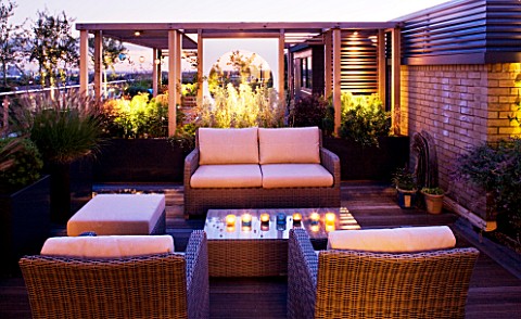 DESIGNER_CHARLOTTE_ROWE__LONDON_ROOF_GARDEN__A_PLACE_TO_SIT__WICKER_FURNITURE_AND_WOODEN_PERGOLA_WIT