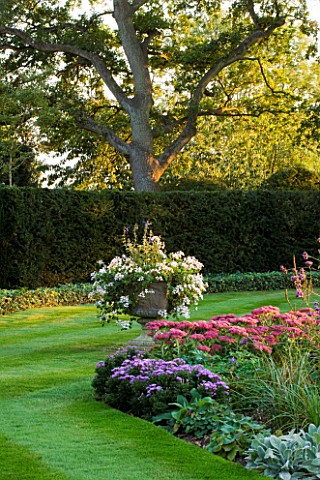 THE_OLD_RECTORY__HASELBECH__NORTHAMPTONSHIRE_BORDER_BESIDE_THE_LAWN_WITH_SEDUMS_AND_STONE_CONTAINER_