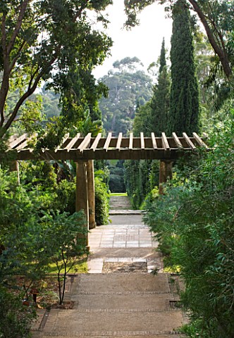 DOMAINE_DU_RAYOL__FRANCE_VIEW_DOWN_PAST_THE_MAIN_PERGOLA_AT_THE_CENTRE_OF_THE_GARDEN