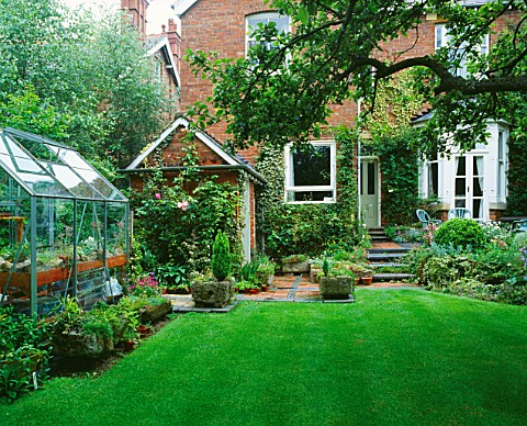 VIEW_ACROSS_LAWN_TOWARDS_THE_HOUSE_WITH_GREENHOUSE_ON_LEFT__DESIGNER_MALLEY_TERRY