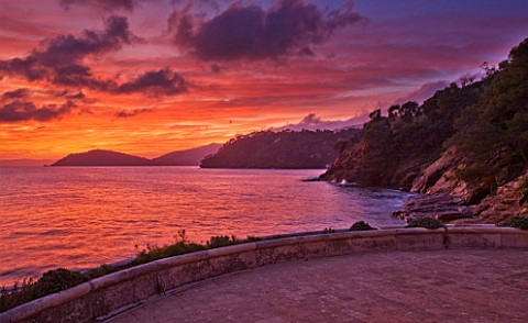 DOMAINE_DU_RAYOL__FRANCE_VIEW_FROM_THE_BEACH_HOUSE_ACROSS_THE_MEDITERRANEAN_SEA_AT_DUSK__SUNSET
