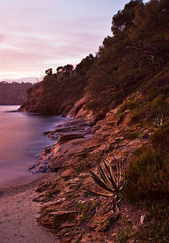 DOMAINE_DU_RAYOL__FRANCE_VIEW_FROM_THE_BEACH_HOUSE_ACROSS_THE_ROCKS_AND_MEDITERRANEAN_SEA_AT_DUSK__S