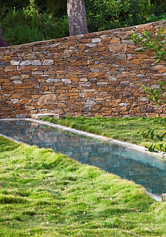 DESIGNER_JEANLAURENT_FELIZIA__FRANCE_LAWN_WITH_SWIMMING_POOL_AND_ROCK_WALL