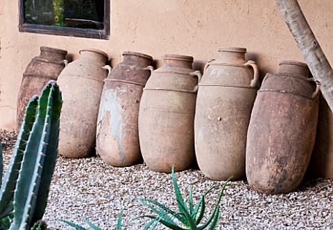 DESIGNERS_ERIC_OSSART_AND_ARNAUD_MAURIERES__MOROCCO_AL_HOSSOUN__TERRACOTTA_JARS_CONTAINERS_AGAINST_A