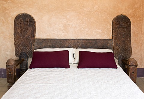 DESIGNERS_ERIC_OSSART_AND_ARNAUD_MAURIERES__MOROCCO_AL_HOSSOUN__SIMPLE_WOODEN_BED_WITH_MAGENTA_CUSHI