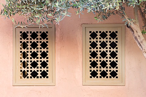 DESIGNERS_ERIC_OSSART_AND_ARNAUD_MAURIERES__MOROCCO_AL_HOSSOUN__ORNATE_WOODEN_WINDOWS_IN_PINK_WALL
