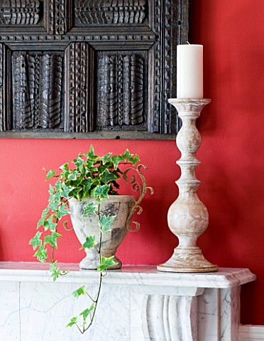 DESIGNER_CLARE_MATTHEWS_HOUSEPLANT_PROJECT__TRAILING_IVY_IN_CONTAINERS_ON_MANTELPIECE