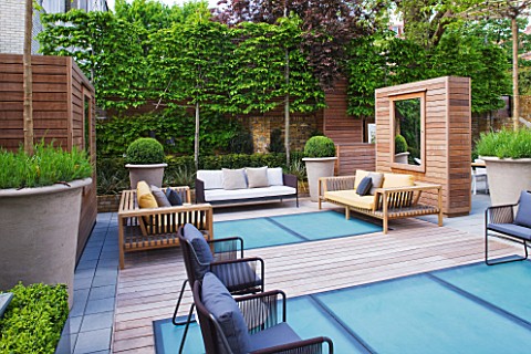 ROOF_GARDEN_BY_STEPHEN_WOODHAMS_LONDON_TERRACESEATING_AREA_WITH_WOODEN_BENCHES_BOX_BALLS_IN_CONTAINE