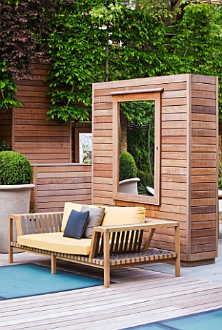 MODERN_ROOF_GARDEN_BY_STEPHEN_WOODHAMS_LONDON_CEDARWOOD_SCREEN_AND_MIRROR_WITH_WOODEN_BENCHSEAT_DECK