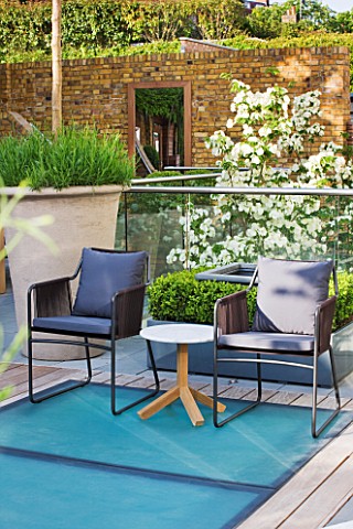 MODERN_ROOF_GARDEN_BY_STEPHEN_WOODHAMS_LONDON_SEAT_DECK_AND_FROSTED_GLASS_SKYLIGHTS_TO_POOL_BELOW_CO
