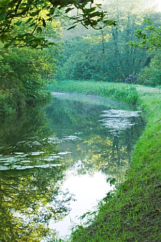 NARBOROUGH_HALL_GARDENS__NORFOLK_THE_RIVER_NAR