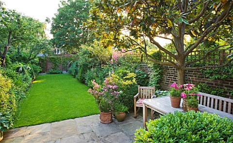 DESIGNER_BUTTER_WAKEFIELD__LONDON__SMALL_TOWN_GARDEN_WITH_LAWN__YORK_STONE_TERRACE_AND_TABLE_AND_CHA