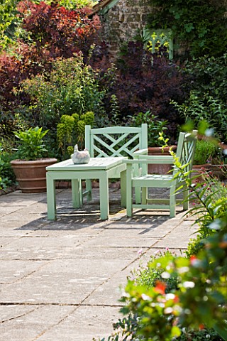 SANDHILL_FARM_HOUSE__HAMPSHIRE__DESIGNER_ROSEMARY_ALEXANDER__GREEN_PAINTED_WOODEN_BENCH_AND_CHAIRS_O