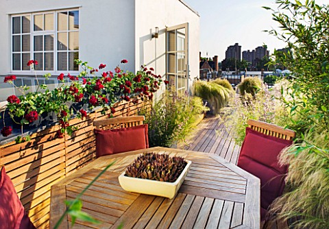 LONDON_ROOFTOP_GARDEN_WOODEN_TABLE_AND_CHAIRS_ON_WOODEN_DECKING_SURROUNDED_BY_STIPA_CALAMAGROSTIS