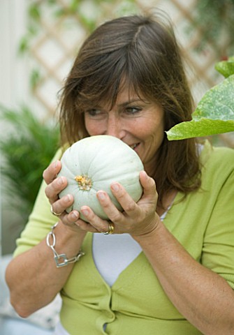 DESIGNER_CLARE_MATTHEWS_CLARE_HOLDS_A_SWEETHEART_MELON