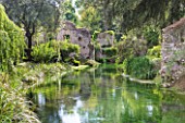 NINFA GARDEN, GIARDINI DI NINFA, ITALY: STREAM FLOWING THROUGH THE GARDENS WITH RUINED BUILDING. WALLS, WATER, STREAM, COUNTRY GARDEN, FLOW, FLOWING, MOVEMENT