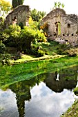 NINFA GARDEN, GIARDINI DI NINFA, ITALY: STREAM FLOWING THROUGH THE GARDENS WITH RUINED BUILDING. WALLS, WATER, STREAM, COUNTRY GARDEN, FLOW, FLOWING, MOVEMENT
