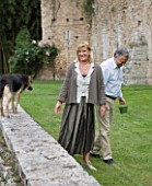 NINFA GARDEN, GIARDINI DI NINFA, ITALY: PROPERTY MANAGER LAURO MARCHETTI AND HIS WIFE FEEDING SWANS. DOG, BIRDS