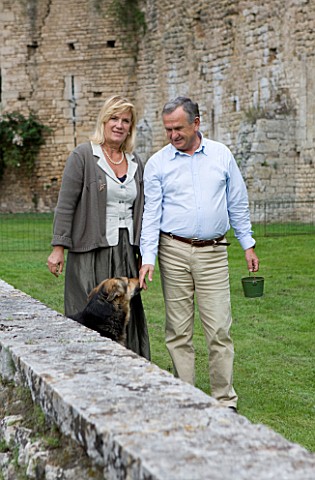 NINFA_GARDEN_GIARDINI_DI_NINFA_ITALY_PROPERTY_MANAGER_LAURO_MARCHETTI_AND_HIS_WIFE_WITH_THEIR_DOG