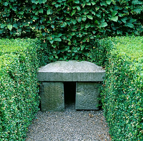 SIMPLE_STONE_SEAT_SET_INTO_HEDGE_IN_THE_ROSE_GARDEN_AT_BUTTERSTREAM__IRELAND_DESIGNER_JIM_REYNOLDS