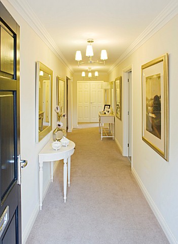 MODERN_HALLWAY_WITH_SIDE_TABLE_AND_PICTURES_ON_WALLS