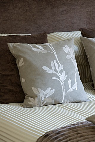 PILLOW_ON_BED_IN_MODERN_BEDROOM