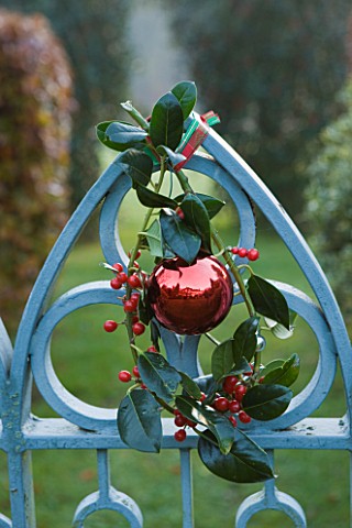 HIGHFIELD_HOLLIES__HAMPSHIRE__BLUE_METAL_GATE_DECORATED_WITH_BAUBLE_AND_THE_HOLLY__ILEX_J_C_VAN_TOL